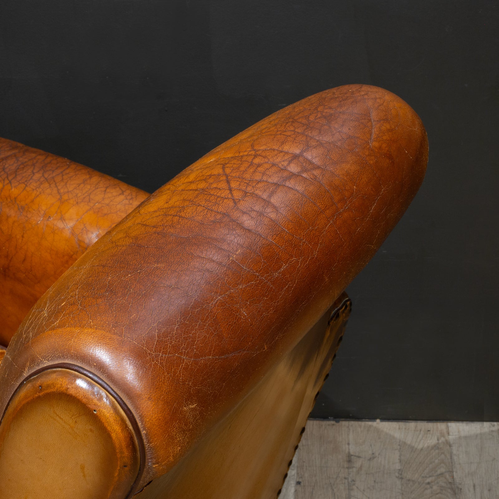 年代物の椅子です。 Pair of Distressed Leather Club Chairs c.1930 | S16 Home