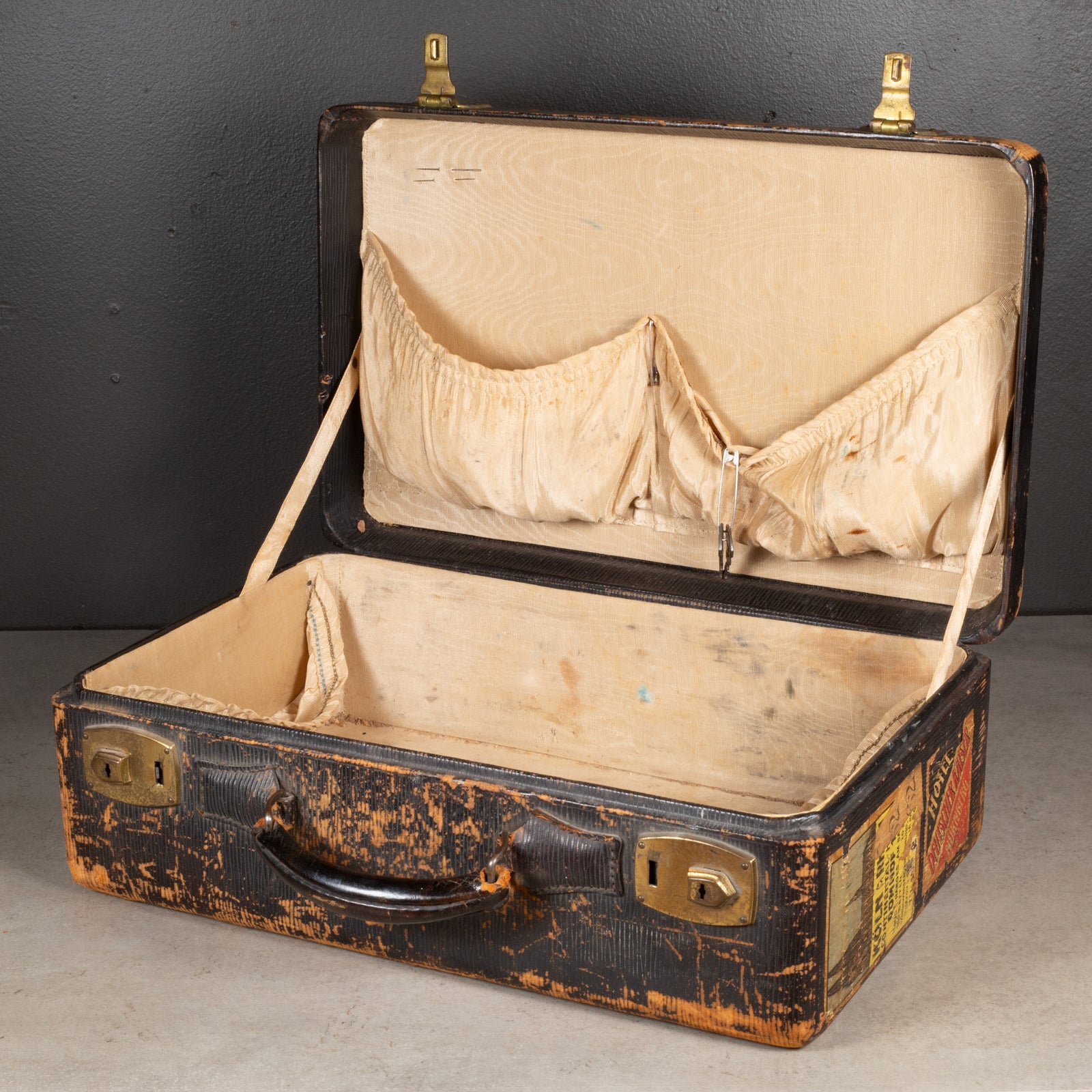 1950–60s ヴィンテージスーツケース 大型 希少ステッカー付 Vintage Suitcase with Original Travel Stickers c.1950 | S16 Home