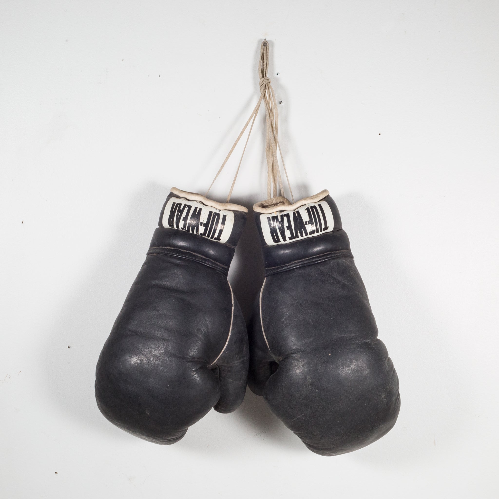ボクシンググローブ 16オンス Tuf-Wear タフウェア ヴィンテージ品 Black Leather Tuf Wear Boxing Gloves c.1970 | S16 Home