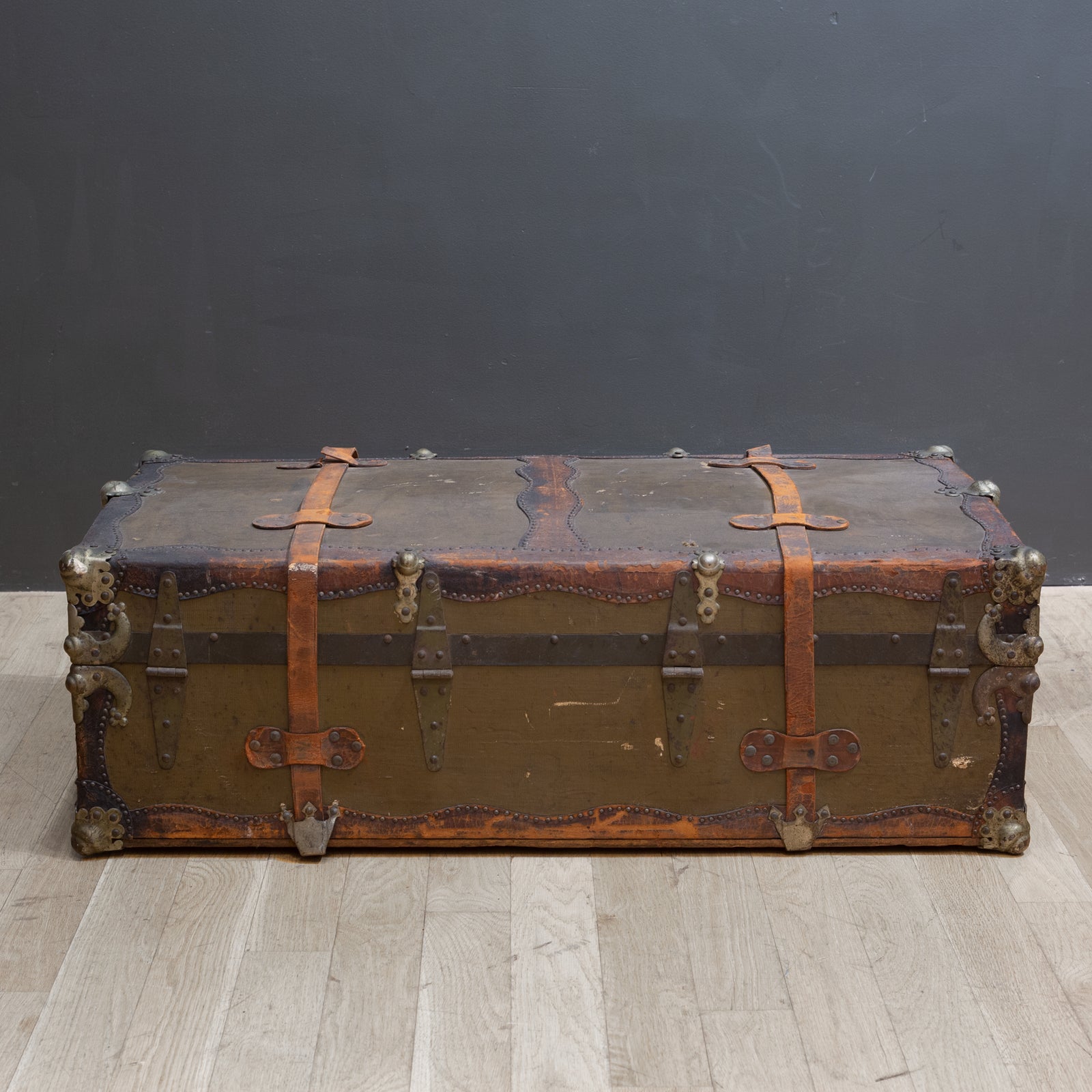 antique-cabin-trrunk-circa-