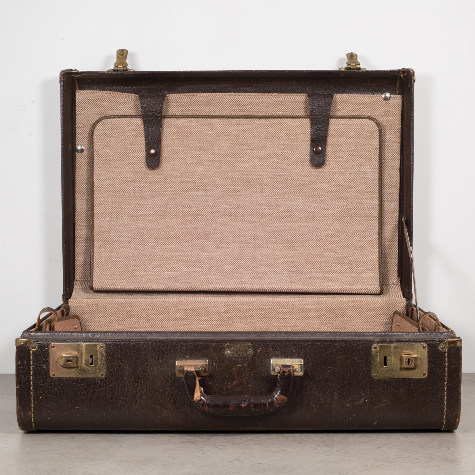 旅行用品 VINTAGE LEATHER TRAVEL CASE 1940s Vintage Leather Luggage With Herringbone Interior C.1940 | S16 Home