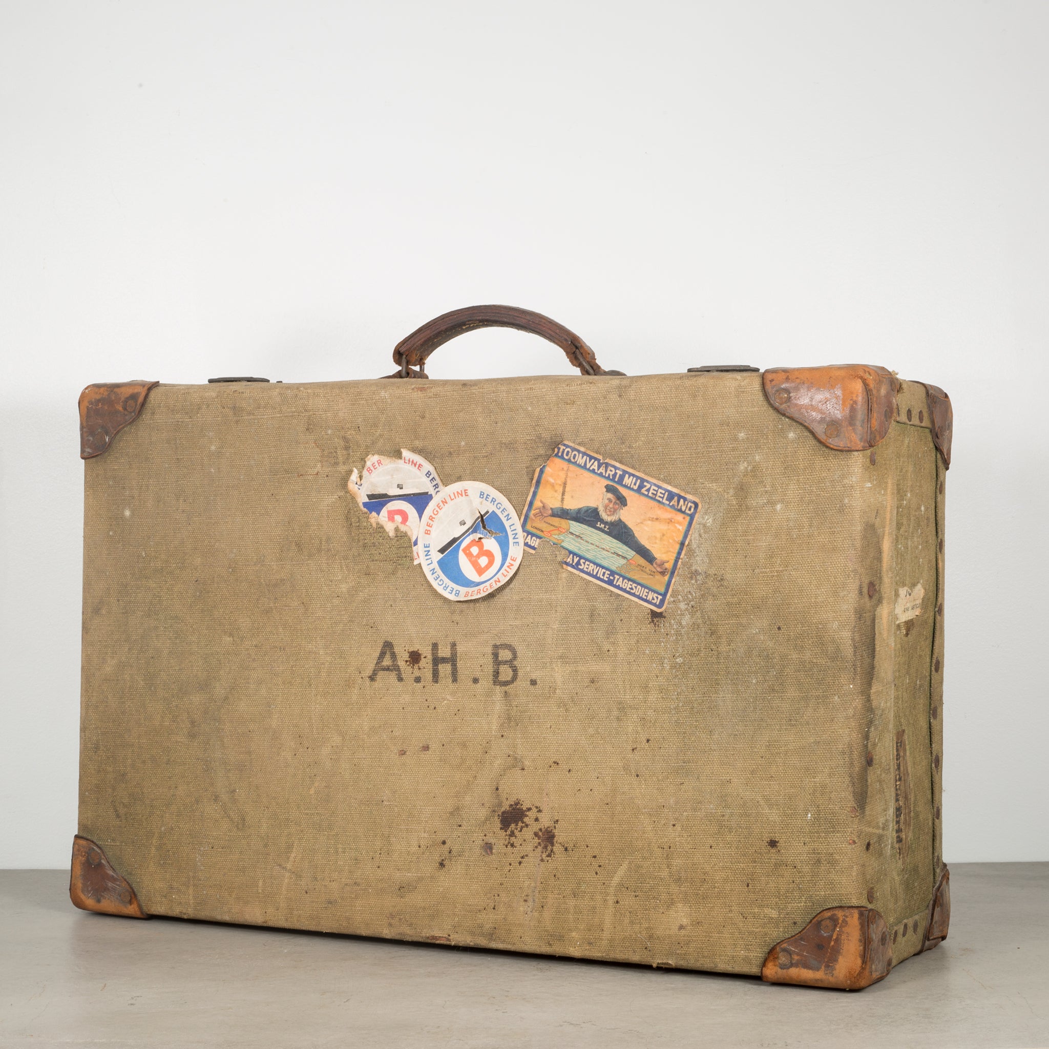 vintage-suitcase-travel-